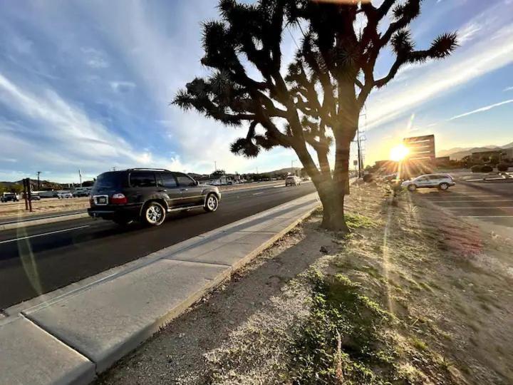 Serene Modern Home Backdoor With Great Wifi, Games, Movies, Patio Seating And Bbq Easy Access To North Joshua Tree National Park In 10 Minutes Twentynine Palms Kültér fotó