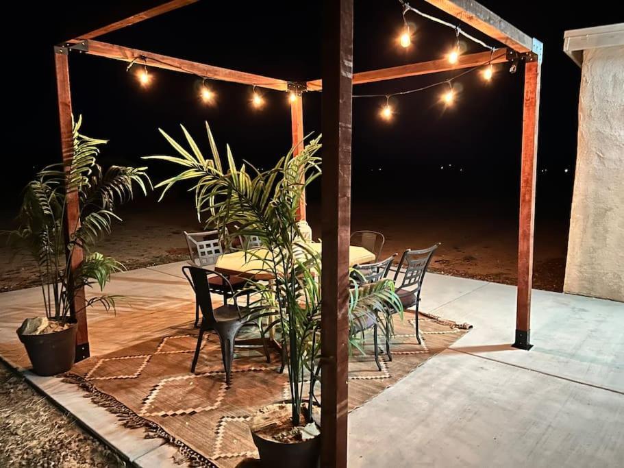 Serene Modern Home Backdoor With Great Wifi, Games, Movies, Patio Seating And Bbq Easy Access To North Joshua Tree National Park In 10 Minutes Twentynine Palms Kültér fotó